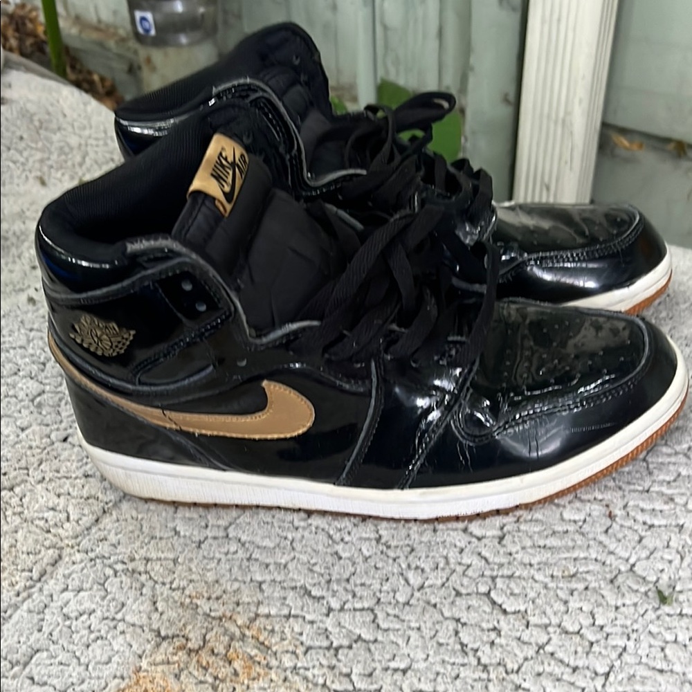Air Jordan 1 Nike Black and Gold High-Top Sneakers OG